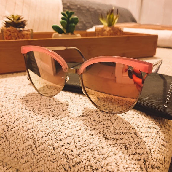 limited edition Quay sunnies 🤍 - Picture 3 of 3